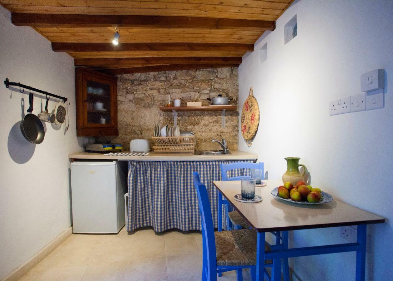 Gasthaus Cecilias Courtyard Malya Exterior foto